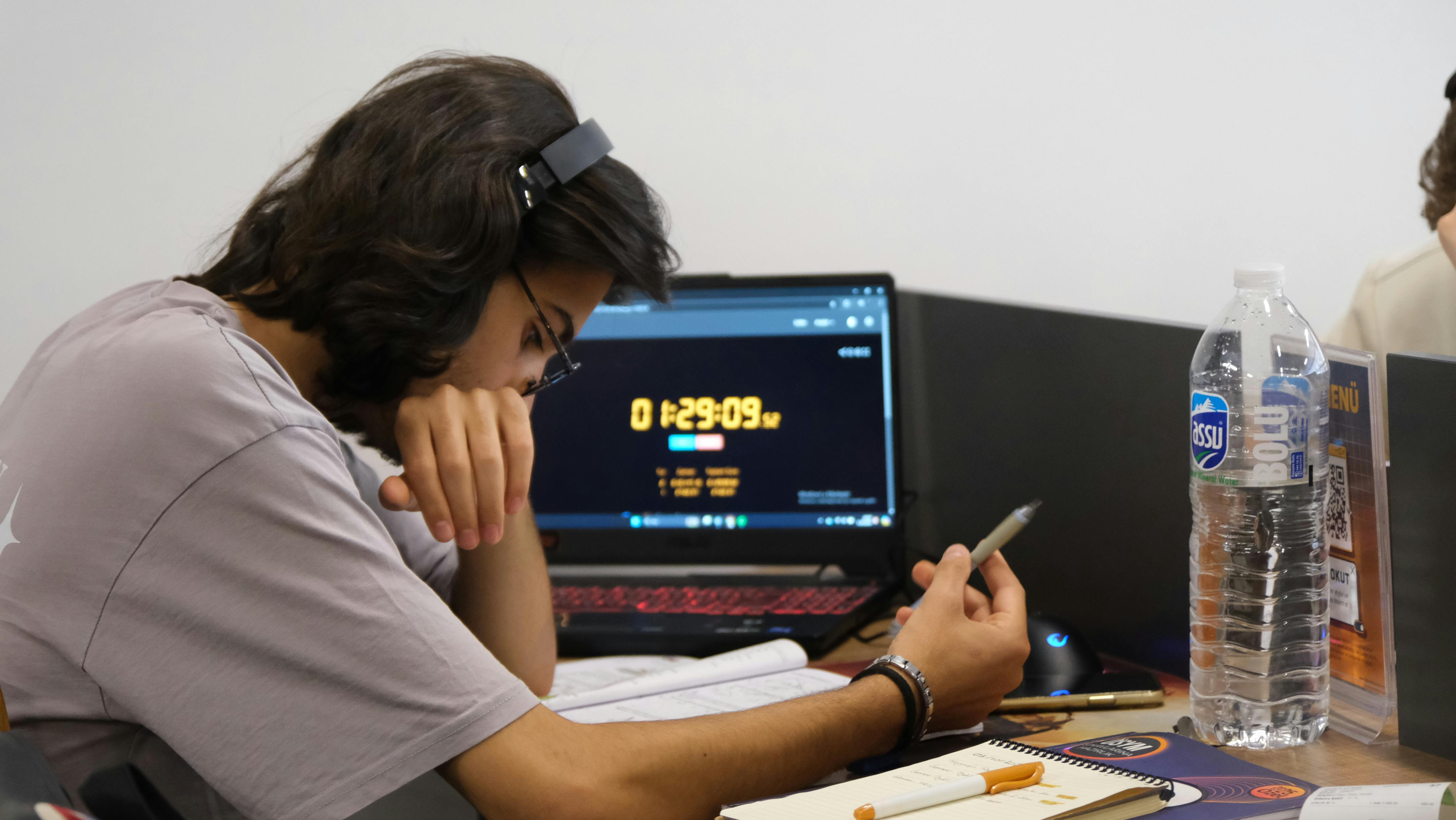 Bu makale, Amerika’da üniversite okumak isteyen uluslararası öğrenciler için başvuru sürecinin tüm aşamalarını kapsamlı şekilde açıklar. ABD’de kabul süreçleri yalnızca sınav puanlarına değil; İngilizce yeterliliğine (TOEFL/IELTS), SAT–ACT gibi akademik değerlendirme sınavlarına, lise not ortalamasına, sosyal aktivitelere ve kişisel kompozisyonlara dayalı bütüncül bir yaklaşım izler. 